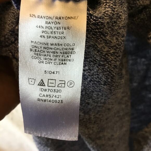 Lou & Grey Gray V-Neck Short Sleeve Top - Picture 7 of 9